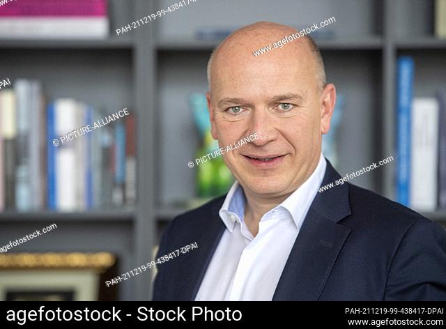 16 December 2021, Berlin: Kai Wegner, CDU faction leader in the Berlin House of Representatives, stands in his office before an interview in the House of...