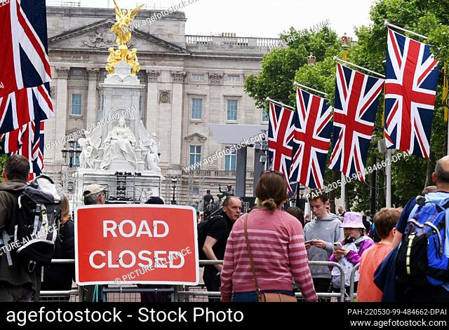 28 May 2022, Great Britain, London: Many flags line the already closed boulevard, Regent Street, which leads to Buckingham Palace (M)