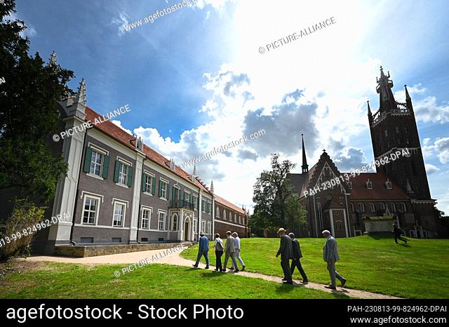13 August 2023, Saxony-Anhalt, Wörlitz: Invited guests on their way to the House of the Princess in the Garden Kingdom of Wörlitz Park