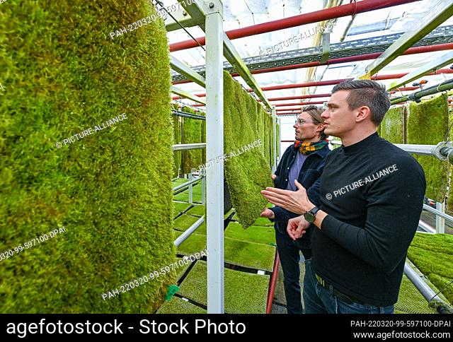 PRODUCTION - 14 February 2022, Brandenburg, Bestensee: Simon Dierks (l), Head of Marketing, and Peter Sänger, founder and Managing Director of the company Green...