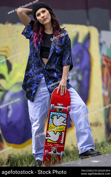 PRODUCTION - 15 July 2022, Berlin: Elisabeth Furtwängler stands with her skateboard in the park at Gleisdreieck. The daughter of actress Maria Furtwängler and...