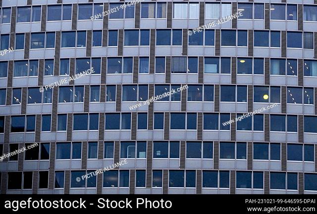 PRODUCTION - 19 October 2023, Berlin: The facade of a high-rise office building. Photo: Jens Kalaene/dpa. - Berlin/Berlin/Germany
