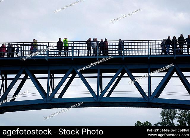 14 October 2023, Saxony, Chemnitz: Visitors of the reopened railroad viaduct Rabenstein. The structure was converted into a footbridge in 1984