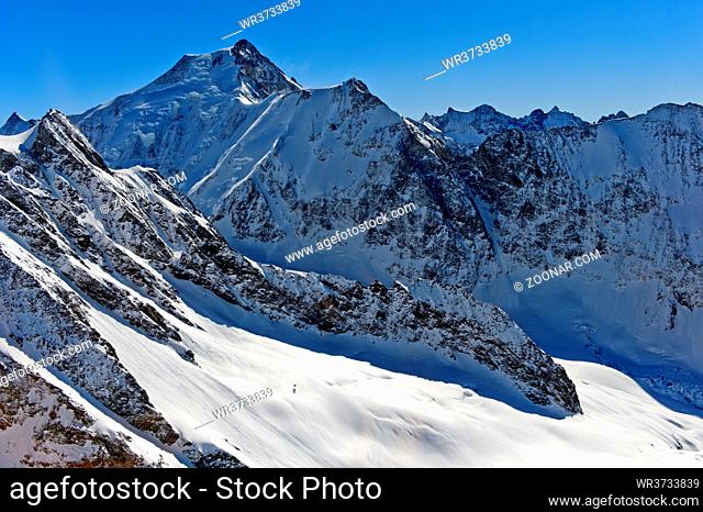 Luftaufnahme, Blick über den schneebedeckten Anungletscher zum Sattelhorn und Aletschhorn über der Lötschenlücke, Lötschental, Wallis, Schweiz / Aerial shot
