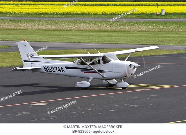Small, single-engined sports plane taxiing on the runway of Egelsbach Airport, Hesse, Germany, Europe