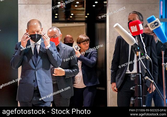 06 October 2021, Berlin: Olaf Scholz (l), SPD candidate for Chancellor and Federal Minister of Finance, arrives for a press statement with Norbert...