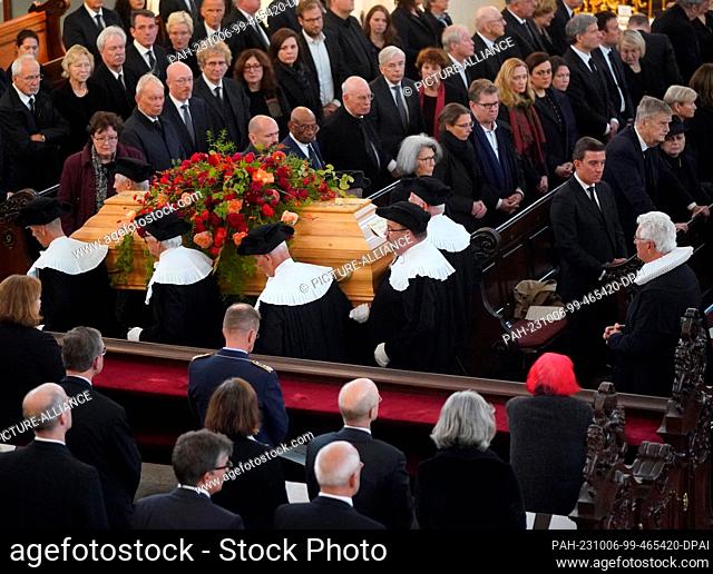 06 October 2023, Hamburg: The coffin is carried out of the main church of St. Michaelis after the funeral service for former Hamburg mayor Hans-Ulrich Klose