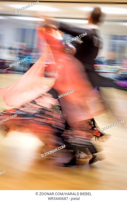 Tanzendes Paar auf Tanzwettbewerb, Bewegungsunschärfe