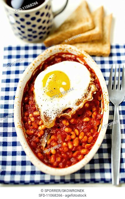Baked beans with a fried egg
