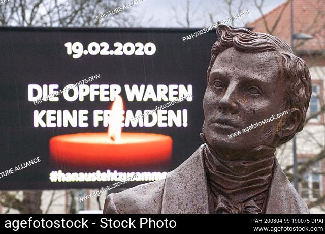 04 March 2020, Hessen, Hanau: A memorial to the Jewish painter Moritz Daniel Oppenheim, born in Hanau in 1800, stands on Hanauer Freiheitsplatz in front of a...
