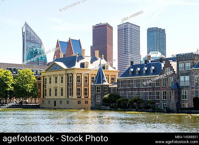 Netherlands, The Hague, Mauritshuis, Binnenhof, behind modern architecture