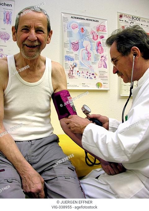 GERMANY, STRAUBING, 02.12.2006, Doctor check the blood pressure to a elder patient. - Straubing ehem. SÜDKLINIK, Bavaria, Germany, 02/12/2006