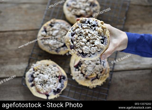 Vegan yeast dough cakes with apples, blueberries and oat and cinnamon crumbles