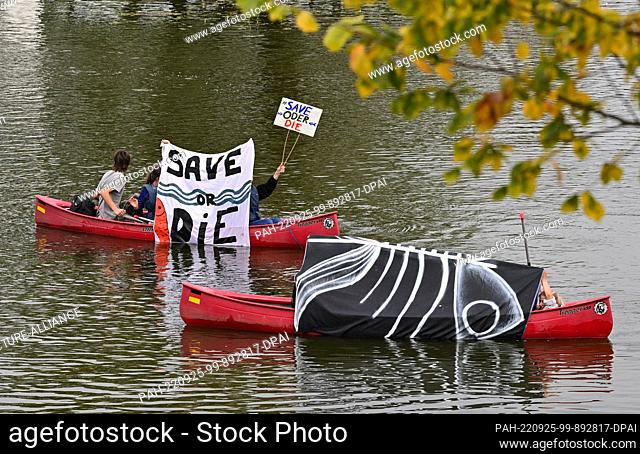 25 September 2022, Brandenburg, Kienitz: On the river Oder at the harbor of Kienitz, people in canoes protest against the expansion of the river Oder on the...