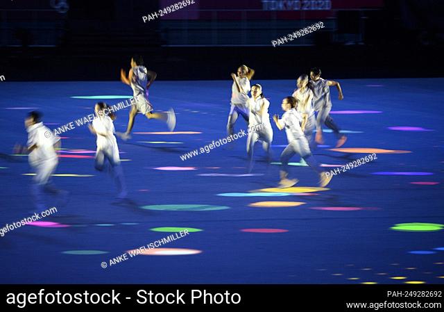 Choreography with Japanese dancers, actors, blurred, movement, feature, symbol photo, edge motif, opening ceremony in the Olympic Stadium