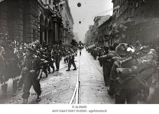 Liberation of Bologna: the crowd welcomes soldiers, shot 21/04/1945 by Villani, Studio