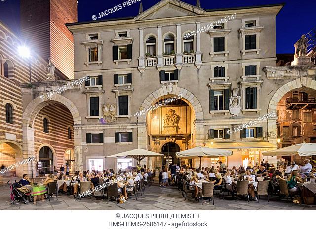Italy, Veneto, Verona, listed as World Heritage by UNESCO, Pizzeria Impero on the Piazza Dei Signori with a view of the Torre dei Lamberti and the Palazzo Domus...