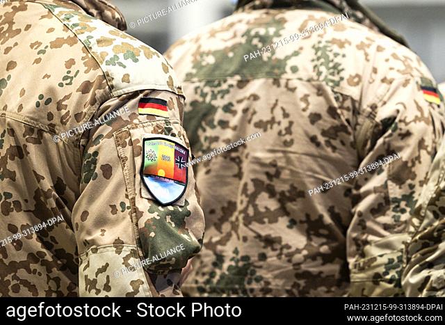 15 December 2023, Lower Saxony, Wunstorf: A shoulder patch with the inscription ""Last DEU EinsKtgt MINUSMA 2023"" can be seen on the uniform of one of the...