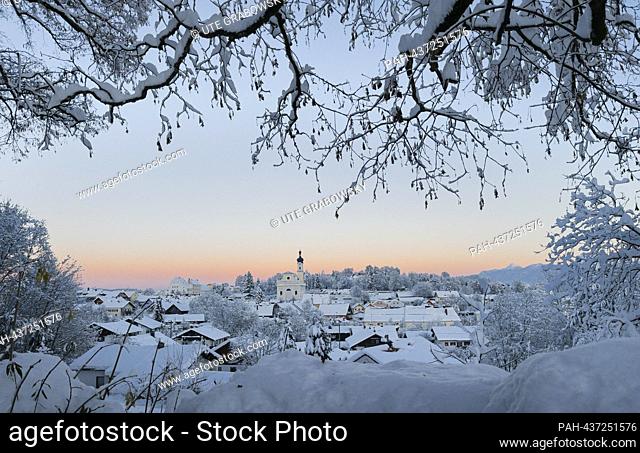 View of Murnau with the city museum and the Church of St. Nicholas in Murnau, on Lake Staffelsee, December 3rd, 2023. - Murnau/Deutschland