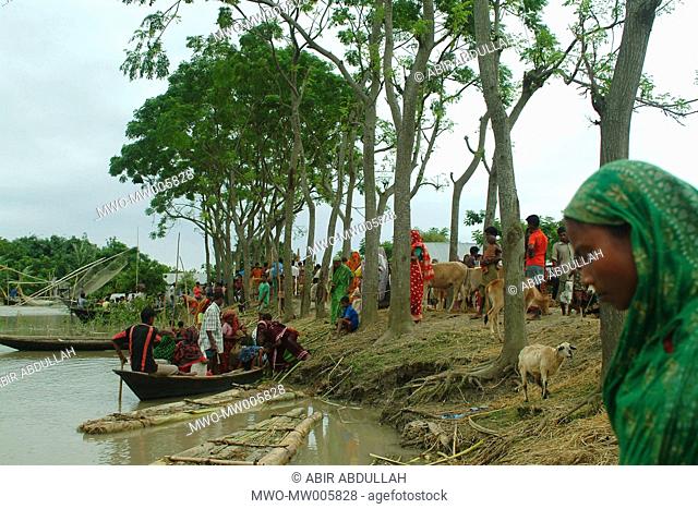 People ariving in flood shelter centre from flood affected areas Gaibandha, Bangladesh July 21, 2004