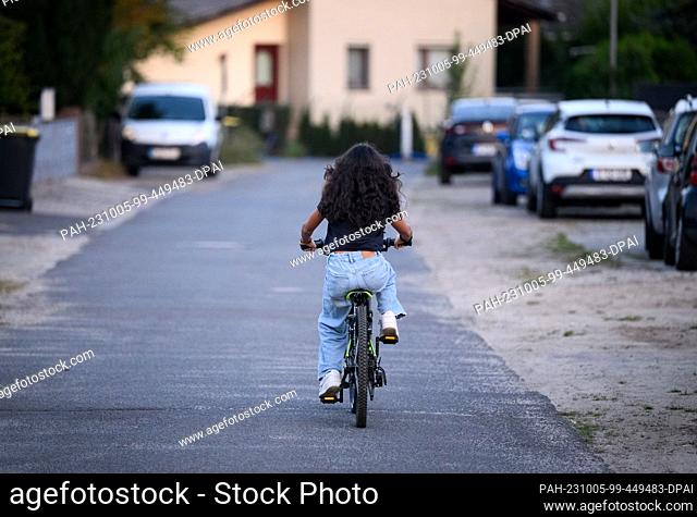 PRODUCTION - 28 September 2023, Berlin: Sara is riding a bicycle on a street in Berlin-Spandau. The 12-year-old high school student has the most common type of...