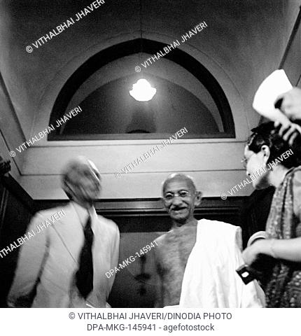 Mahatma Gandhi leaving the bungalow of M. A. Jinnah and speaking to the waiting journalists , Mumbai , Sept 1944 NO MR