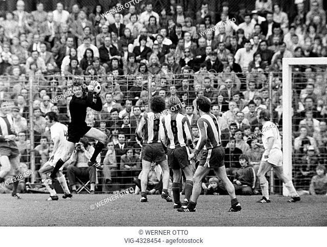 Fussball, Bundesliga, Saison 1971/1972, Stadion Radrennbahn am Muengersdorfer Stadion in Koeln, 1. FC Koeln gegen FC Bayern Muenchen 1:4, Spielszene, Torszene