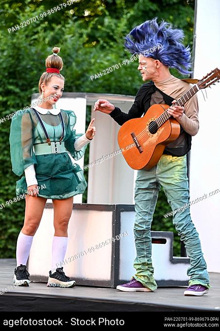 29 June 2022, Brandenburg, Potsdam: Hannah Prasse as Mariane (l) and Arne Assmann as Valere from Theater Poetenpack perform in a scene of the comedy ""Moliere's...