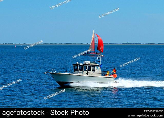 Motorboot in der Nordsee vor Amrum