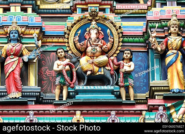 Bunte hinduistische Goetterfiguren an der Aussenfassade eines Tempels in Malaysia