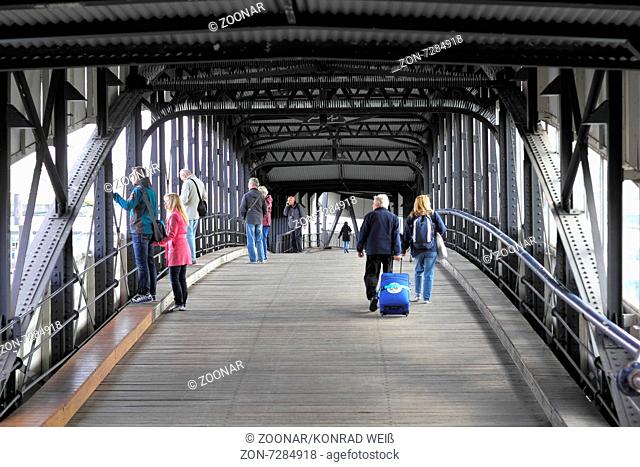 Die Überseebrücke ist eine überdachte Fußgängerbrücke im Hamburger Hafen, die zu einem Ponton im Hamburger Niederhafen führt