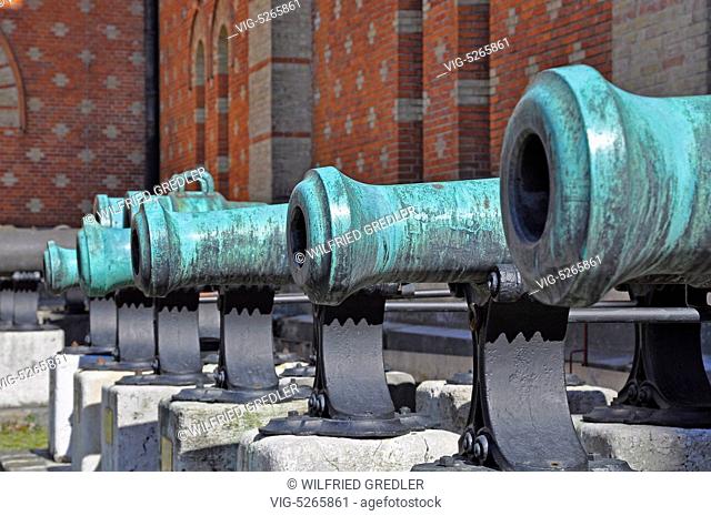Kanonen beim Heeresgeschichtlichen Museum in Wien, Arsenal, ein ehemaliges militärisches Gebäude im 3. Wiener Gemeindebezirk, Backsteinbau, Gebäude, 1030