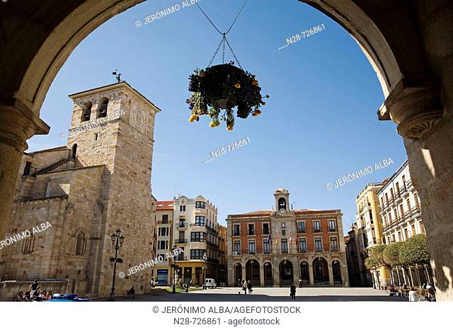 Romanesque church of San Juan de Puerta Nueva and Town Hall in Main Square, Zamora. Castilla-Leon, Spain