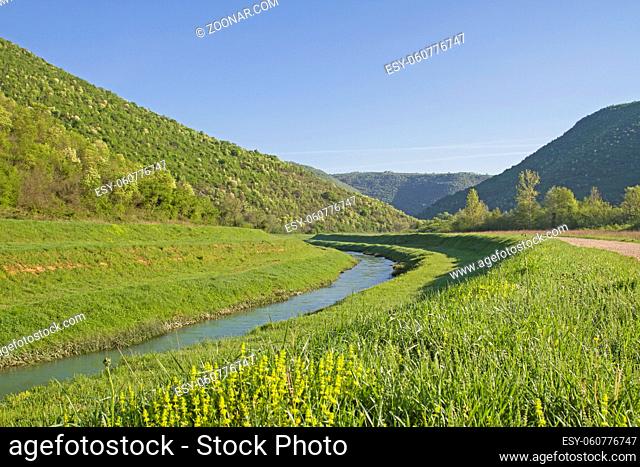 Der kleine istrische Fluß Rasa schlängelt sich viele Kilometer durch ein einsames unbewohntes Tal