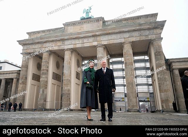 05 December 2023, Berlin: The Belgian royal couple King Philippe and Queen Mathilde stand at the Brandenburg Gate. The Belgian royal couple have come to Germany...