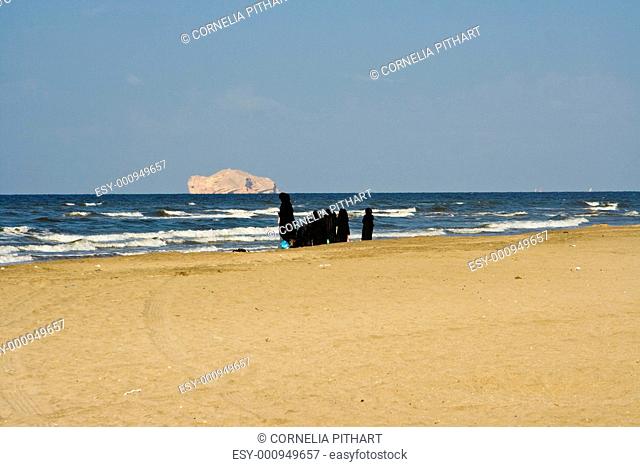 Arabische Frauen an einem Strand