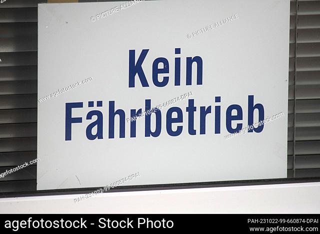 22 October 2023, Mecklenburg-Western Pomerania, Stahlbrode: A sign at the ferry pier in Stahlbrode harbor reads ""No ferry service"" after the storm surge