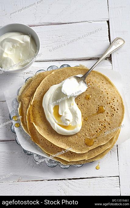 Wholewheat spelt pancakes with yogurt cream and maple syrup