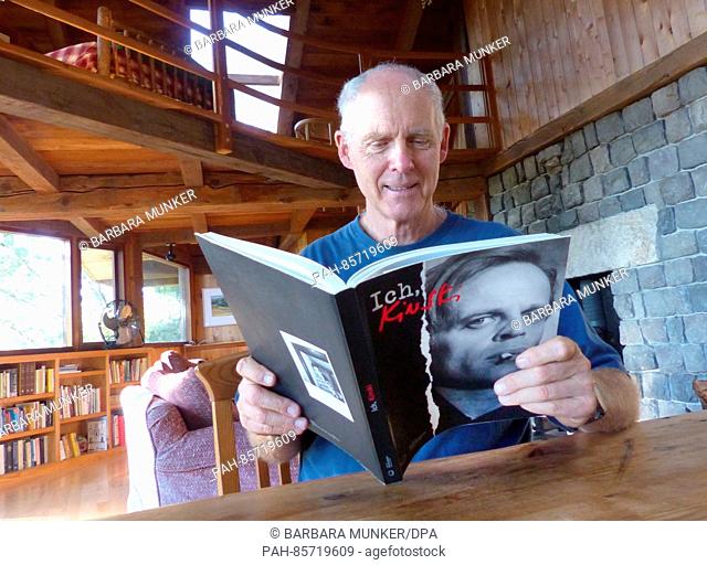 Chuck Ford, Eigentümer der früheren Blockhütte des Schauspielers Klaus Kinski, sitzt am 13.11.2016 am Esstisch in dem Blockhaus in Langunitas (Californien