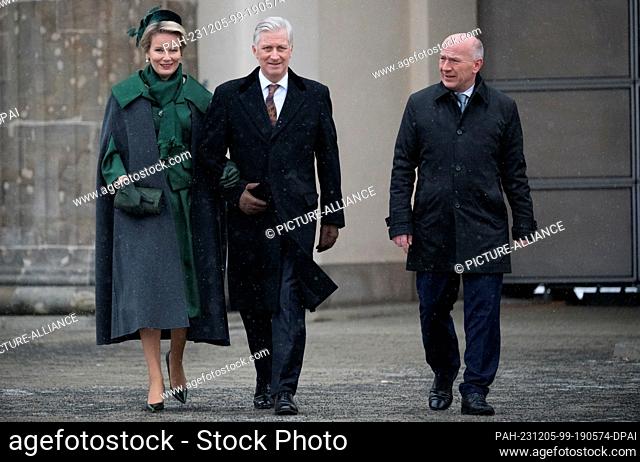 05 December 2023, Berlin: The Belgian royal couple King Philippe and Queen Mathilde are led to the Brandenburg Gate by Kai Wegner (CDU)