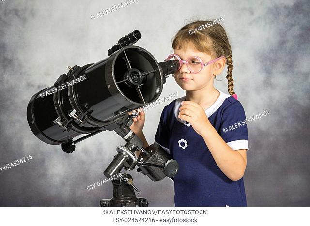 Girl astronomer happily surprised by what he saw in the telescope
