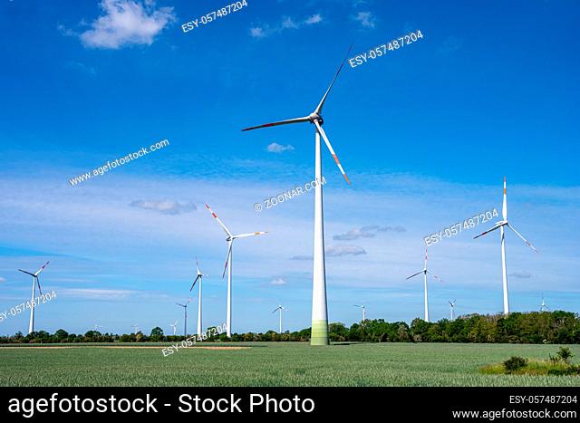 Windkraftanlagen an einem sonnigen Tag in Deutschland gesehen