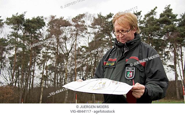 27.02.2014, Germany, Dorsten, forester holds plan for reforestation. - Dorsten, Germany, 27/02/2014