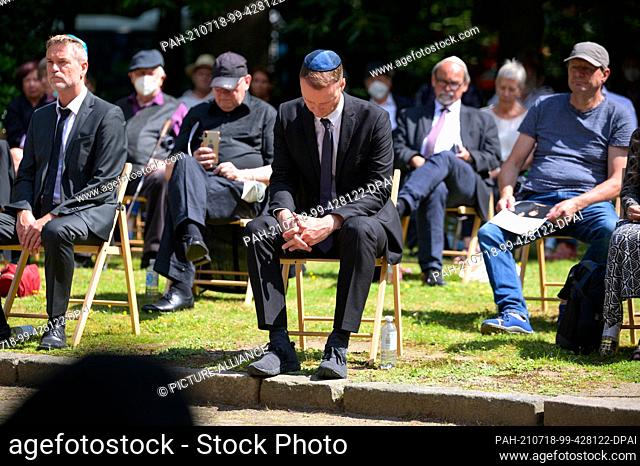 18 July 2021, Hamburg: Hamburg's anti-Semitism commissioner Stefan Hensel (M) sits with other mourners in front of the chapel during the funeral service