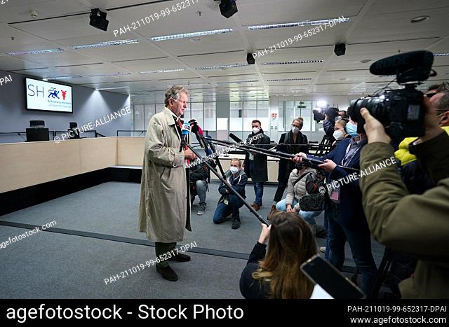 19 October 2021, Schleswig-Holstein, Itzehoe: Attorney Christoph Rückel, representative of five joint plaintiffs, answers questions from media representatives...