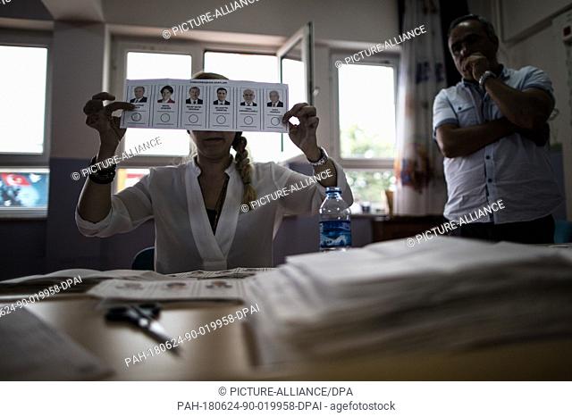 dpatop - Ballots are counted after polls closed for the 2018 Turkish snap twin elections at a polling station in Istanbul, Turkey, 24 June 2018