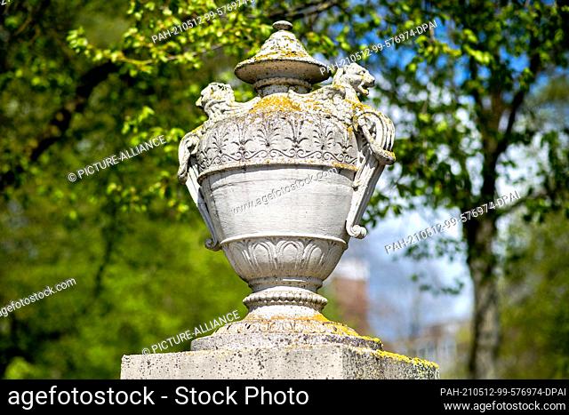 07 May 2021, Lower Saxony, Oldenburg: A stone vase stands on a historic pillar on the parade wall in the city centre. Photo: Hauke-Christian Dittrich/dpa