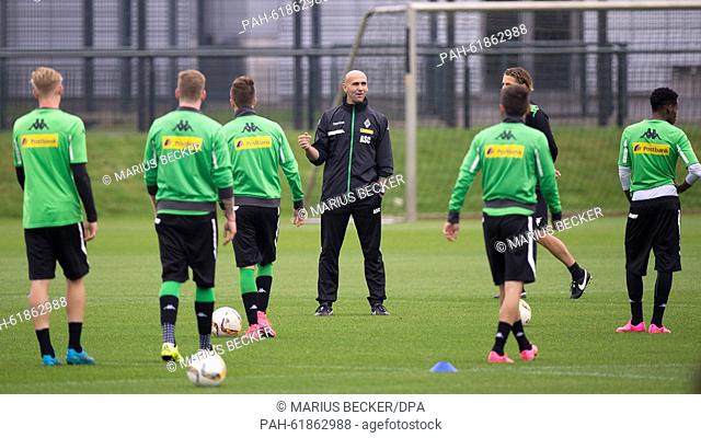 Moenchengladbach's caretaker coach Andre Schubert (C) instructs his players during a training session of German Bundesliga soccer club Borussia Moenchengladbach...