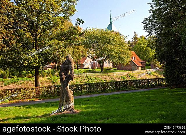 Skulptur im Stadtpark mit dem Bauernhaus Museum und der Pfarrkirche St. Georg, Vreden, Muensterland, Nordrhein-Westfalen, Deutschland, Europa