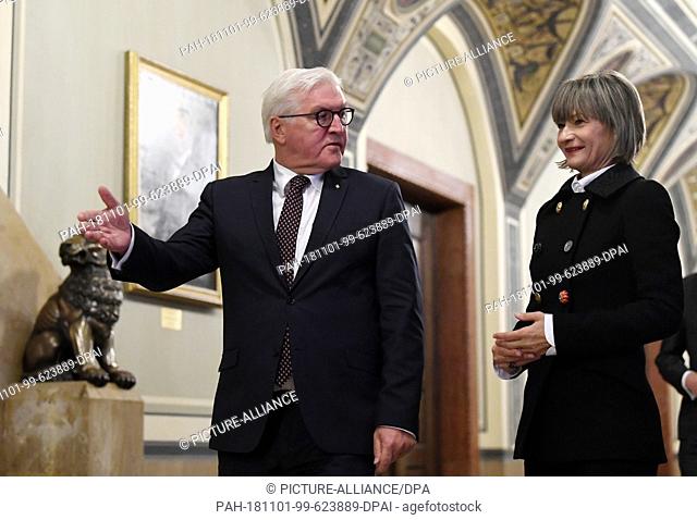 01 November 2018, Saxony, Chemitz: Frank-Walter Steinmeier, Federal President, visits Chemnitz and walks through the town hall alongside Barbara Ludwig (SPD)